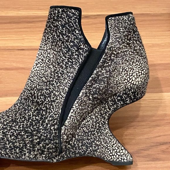 STUART WEITZMAN Dyed Calf Fur Hair Spliced Cavalino Curved Wedge Booties Size 8 - Picture 8 of 16